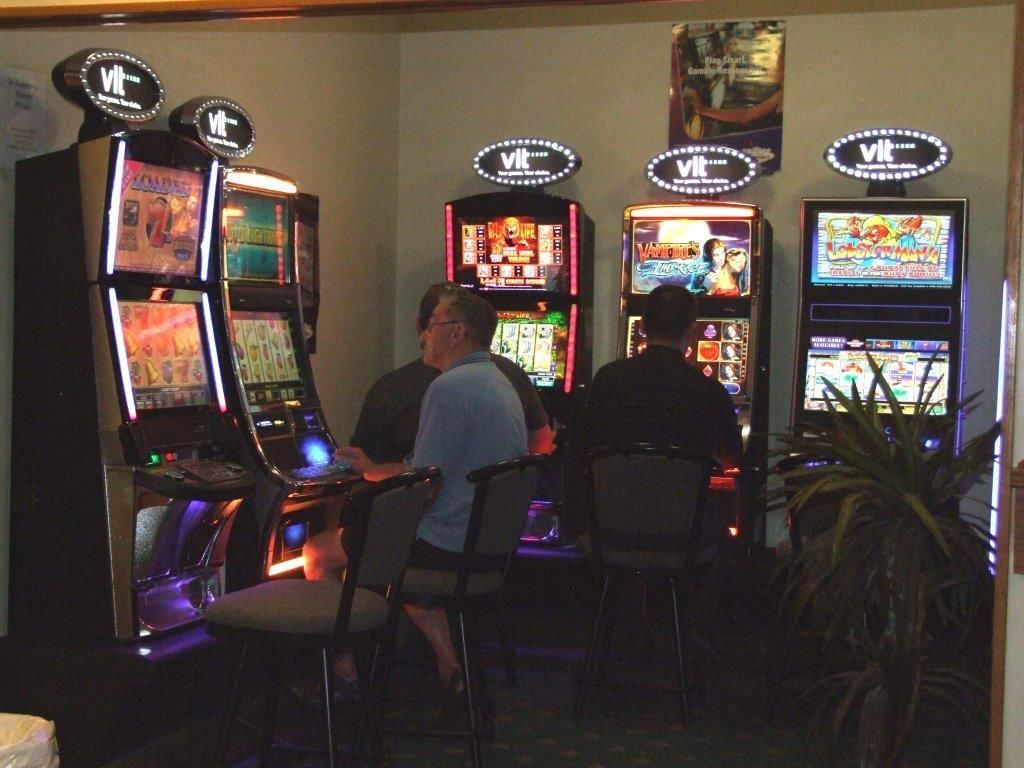 2 bars/lounges, sports bar