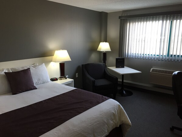 أغطية فراش متميزة ومكتب وستائر تعتيم ومكواة/لوح كي