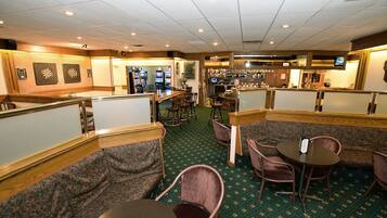 2 bares/lounges, bar de esportes