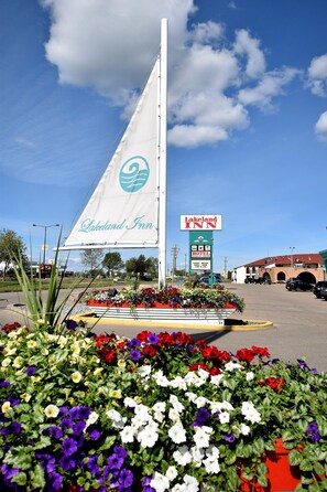 Property entrance - Lakeland Inn (Cold Lake)