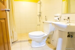 Dusche, kostenlose Toilettenartikel, Handtücher