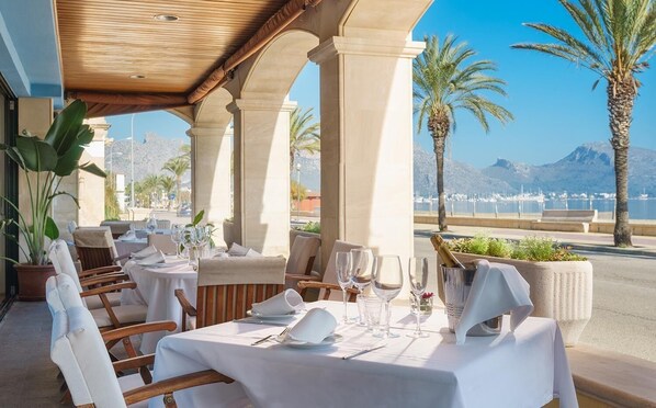 Breakfast, lunch, dinner served; beach views - Galeon Suites (Pollensa)