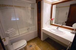 Appartement, 2 slaapkamers | Badkamer | Een bad, een diep bad, gratis toiletartikelen, een haardroger