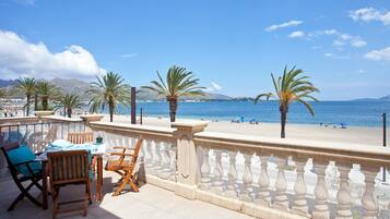 Serveert ontbijt, lunch, diner, strandzicht