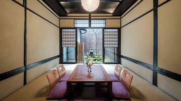 Casa tradicional, 3 habitaciones, cocina, vista al jardín | Área de sala de estar | Televisión de plasma