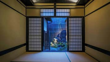 Casa tradicional, 3 habitaciones, cocina, vista al jardín | Área de sala de estar | Televisión de plasma