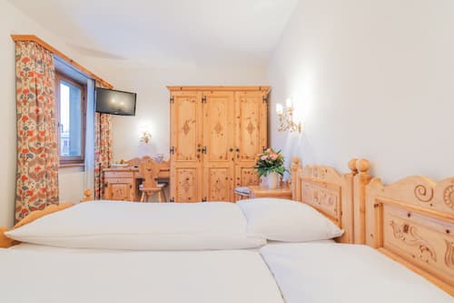 Hypo-allergenic bedding, pillow-top beds, in-room safe