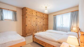 Habitación triple | Ropa de cama hipoalergénica y camas con pillow-top