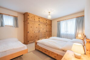 Habitación triple | Ropa de cama hipoalergénica y camas con pillow-top 