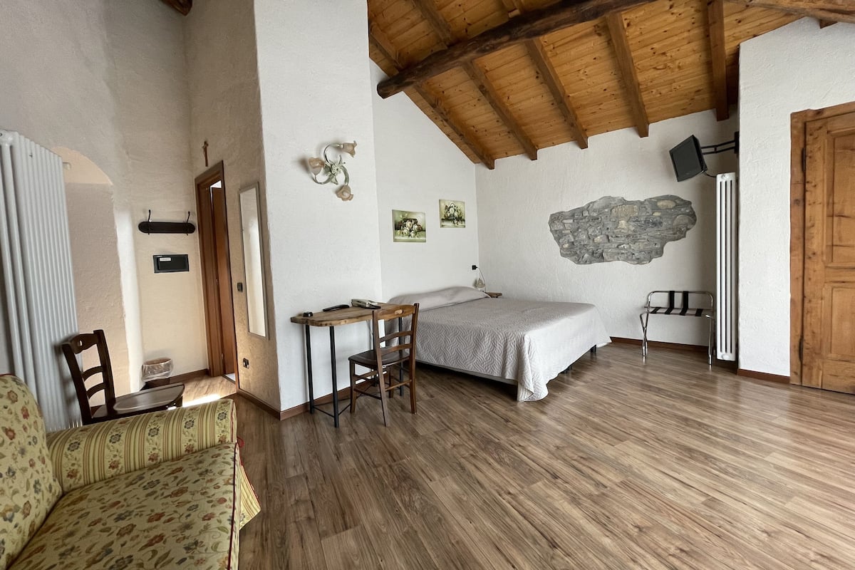 Executive Triple Room, Balcony | 1 bedroom, minibar, in-room safe, desk