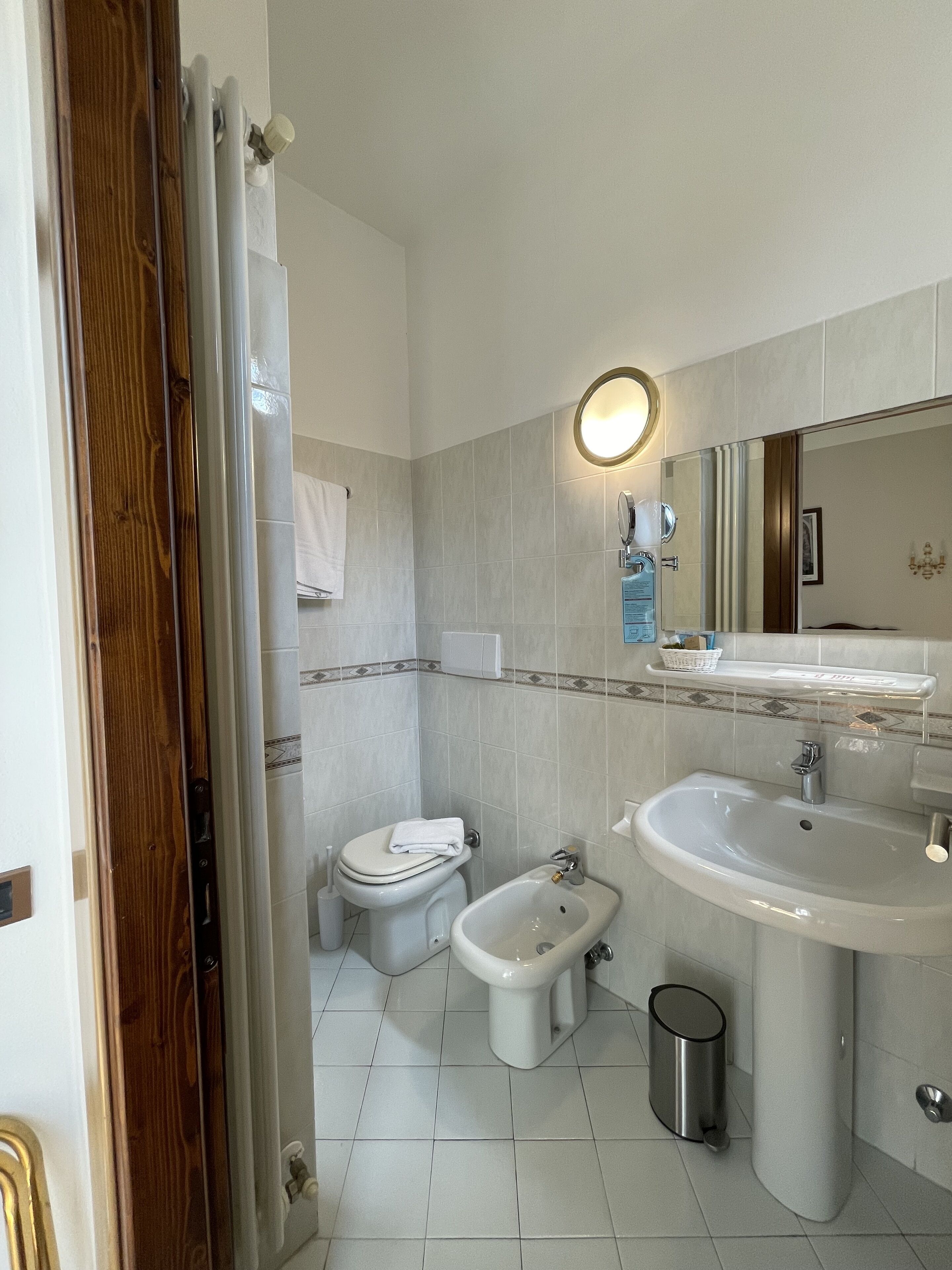 standard room | bathroom | shower, rainfall showerhead, free toiletries, hair dryer