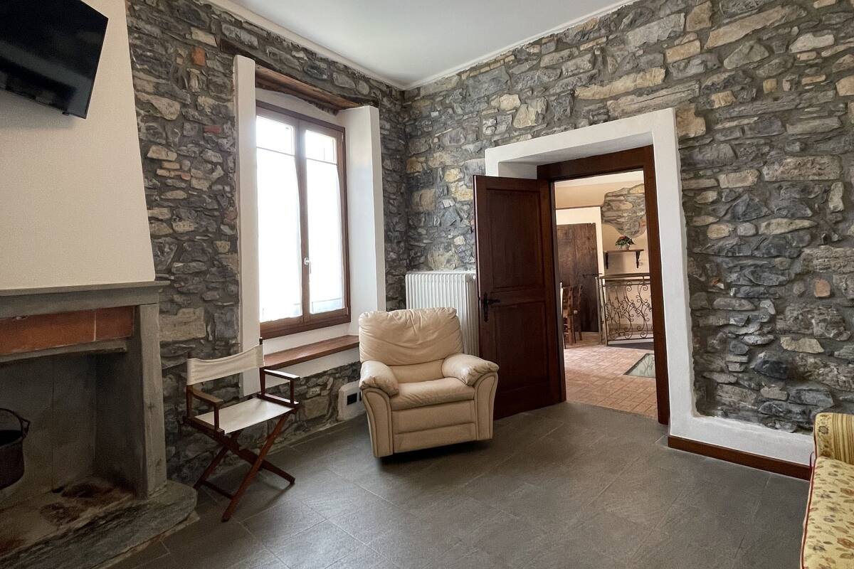Suite, terrasse, 1. etasje | Minibar, safe på rommet, skrivebord og lydisolert
