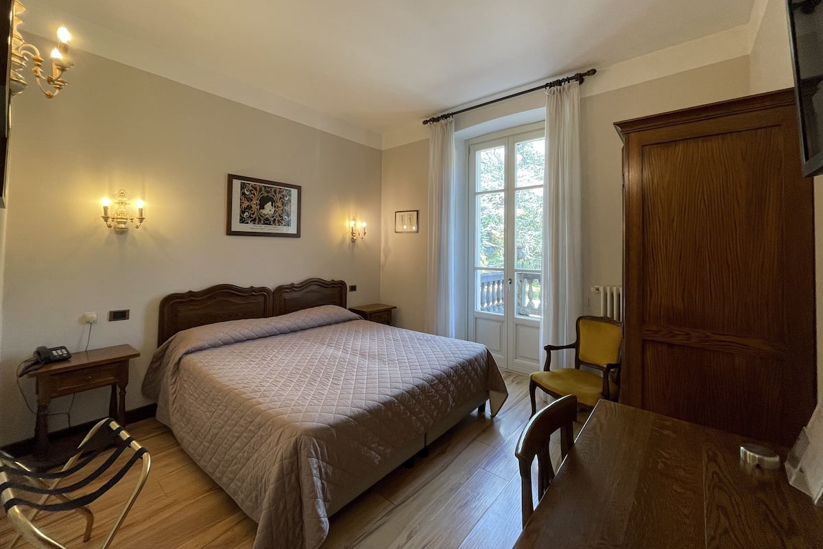 Standard Room | 1 bedroom, minibar, in-room safe, desk