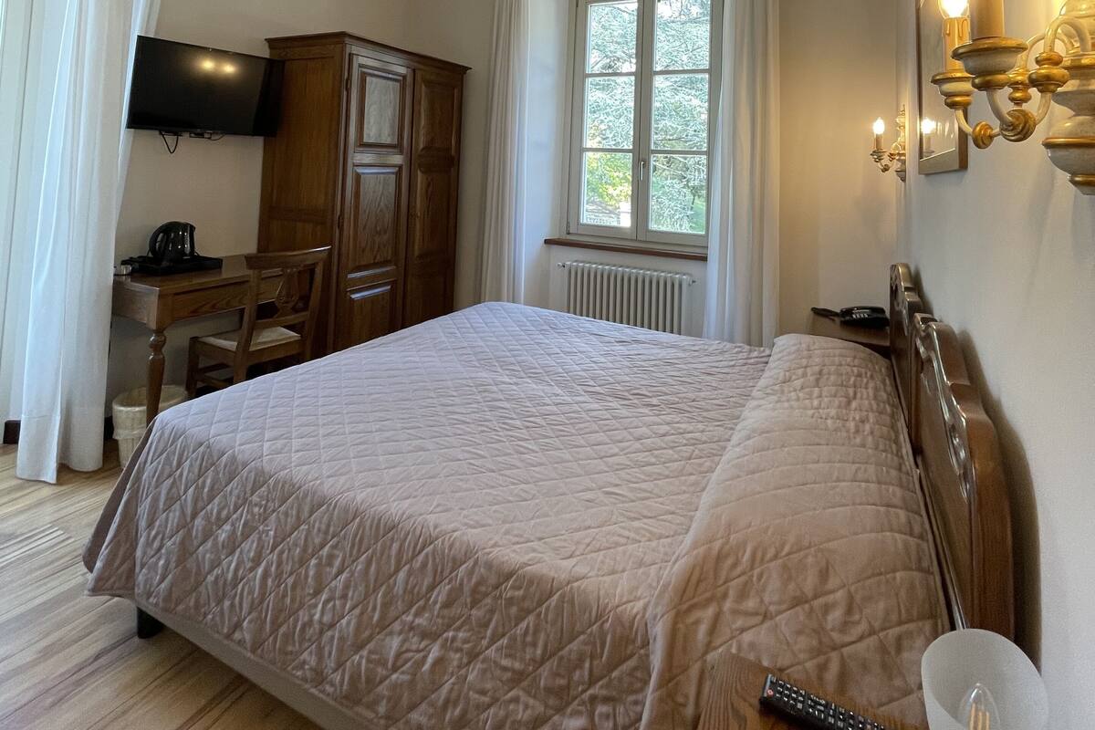 Dobbeltrom – standard, 1 soverom, terrasse | Minibar, safe på rommet, skrivebord og lydisolert