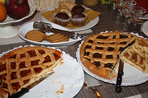 A table with a pie, a knife, and a plate with cookies. - Albergo La Torre (Centro Valle Intelvi)
