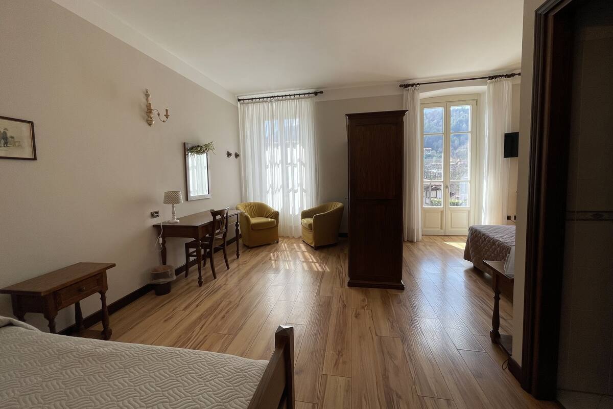 Family Room | Minibar, safe på rommet, skrivebord og lydisolert