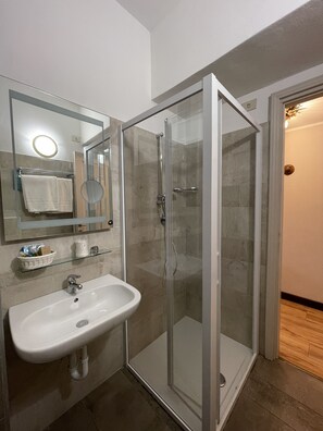 Habitación estándar doble, 1 habitación, terraza | Baño | Ducha y cabezal de ducha tipo lluvia