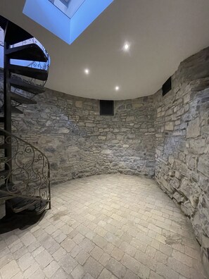 Suite, Terrace, Ground Floor | Living area | 32-inch LED TV with digital channels, TV, books