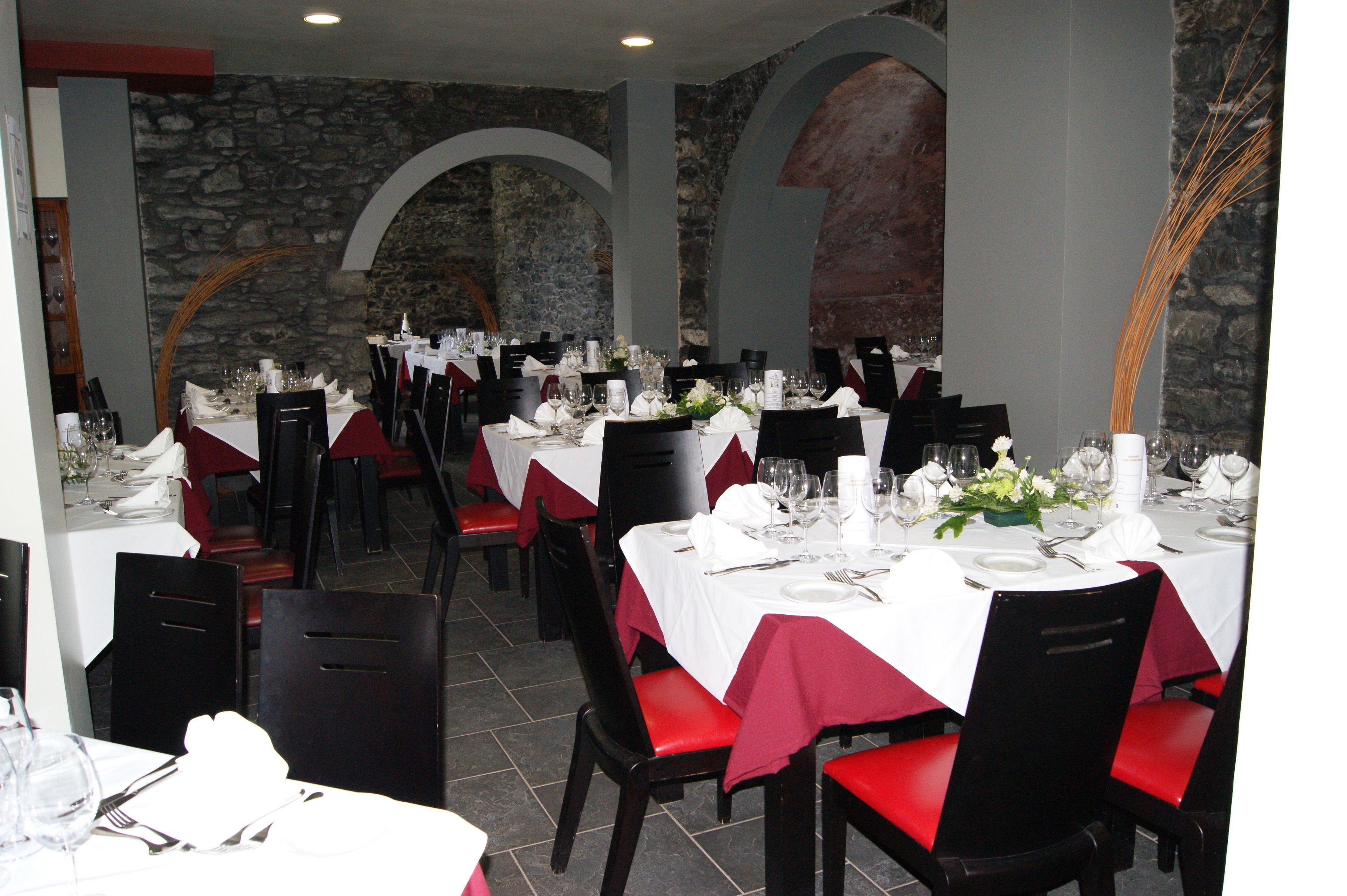 breakfast, lunch, dinner served; sea views