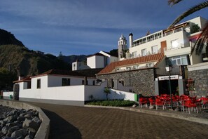 Breakfast, lunch, dinner served; ocean views