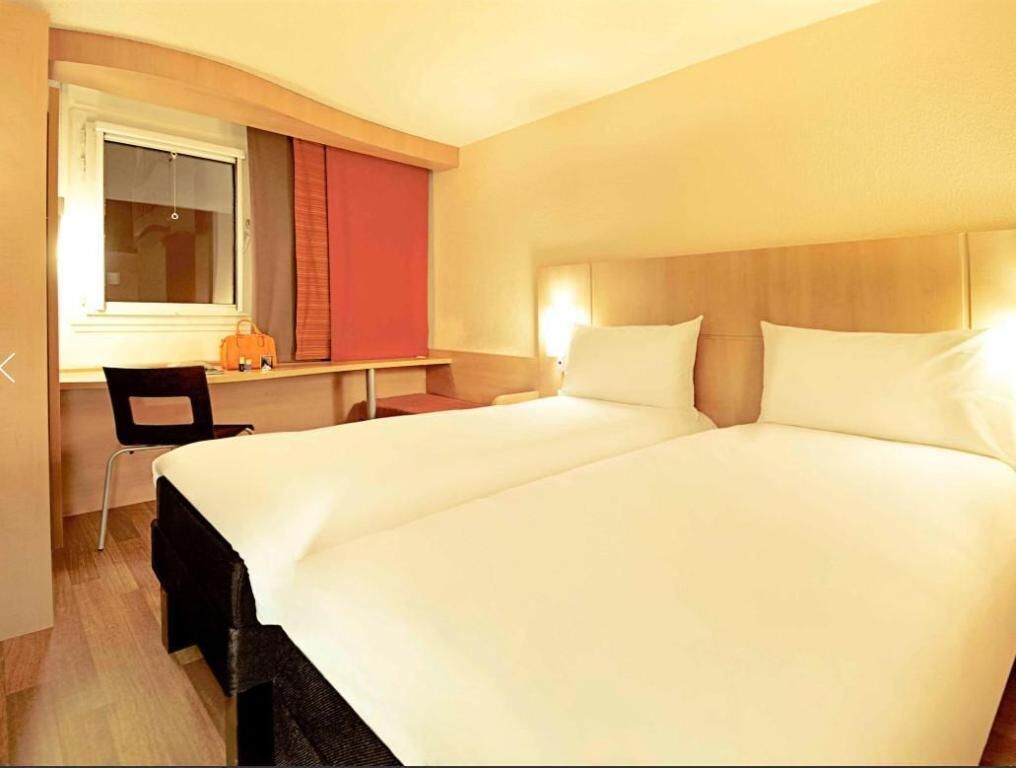 Bäddmadrasser, skrivbord, ljudisolering och strykjärn/strykbräda