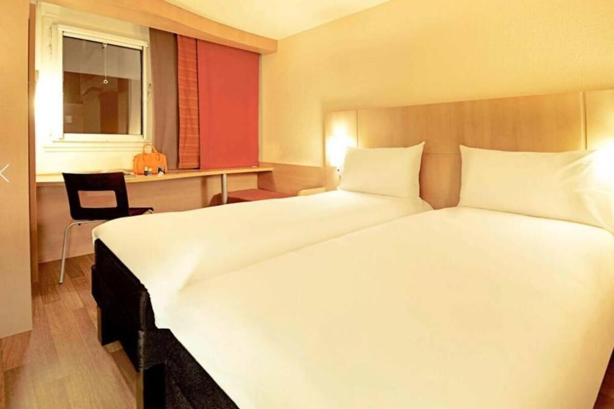 Pillow-top beds, desk, soundproofing, iron/ironing board