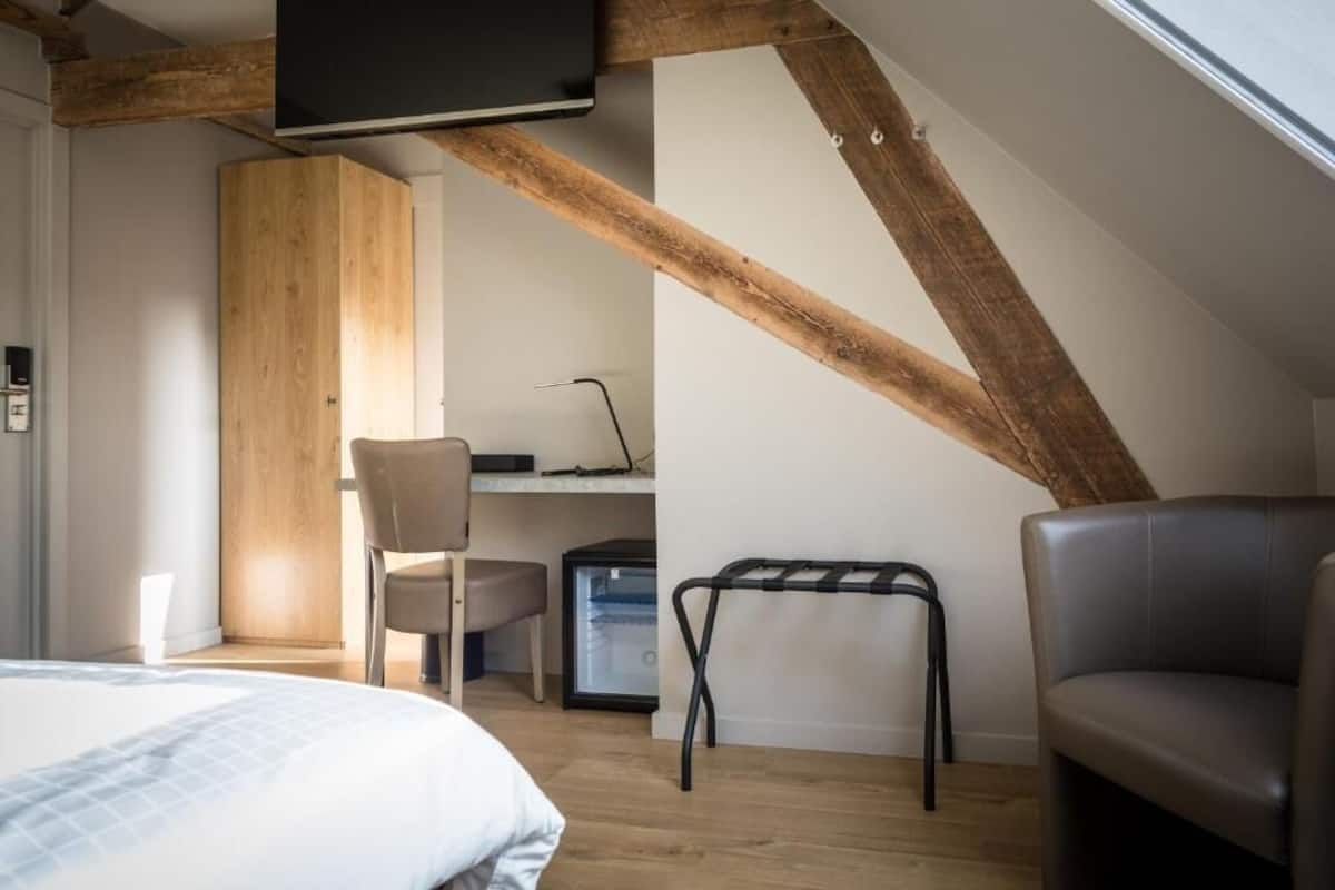 Une chambre à coucher moderne avec un lit, un bureau et une chaise.