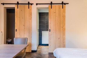 华丽开间, 副楼 | 浴室 | 淋浴设施、免费洗浴用品、吹风机、毛巾