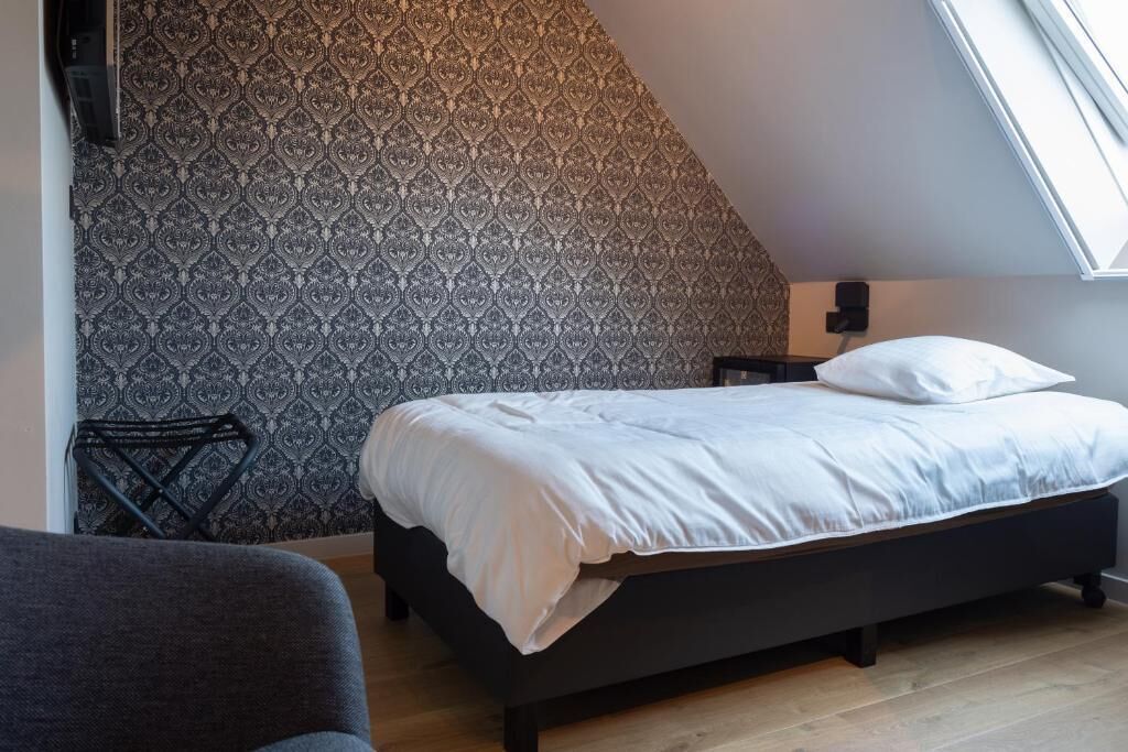 Desk, blackout drapes, soundproofing, free WiFi