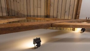 A room with exposed wooden beams and a white floor. - 't Oud gemeentehuis Poelkapelle (Langemark-Poelkapelle)