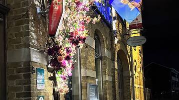 Voorkant accommodatie - avond/nacht