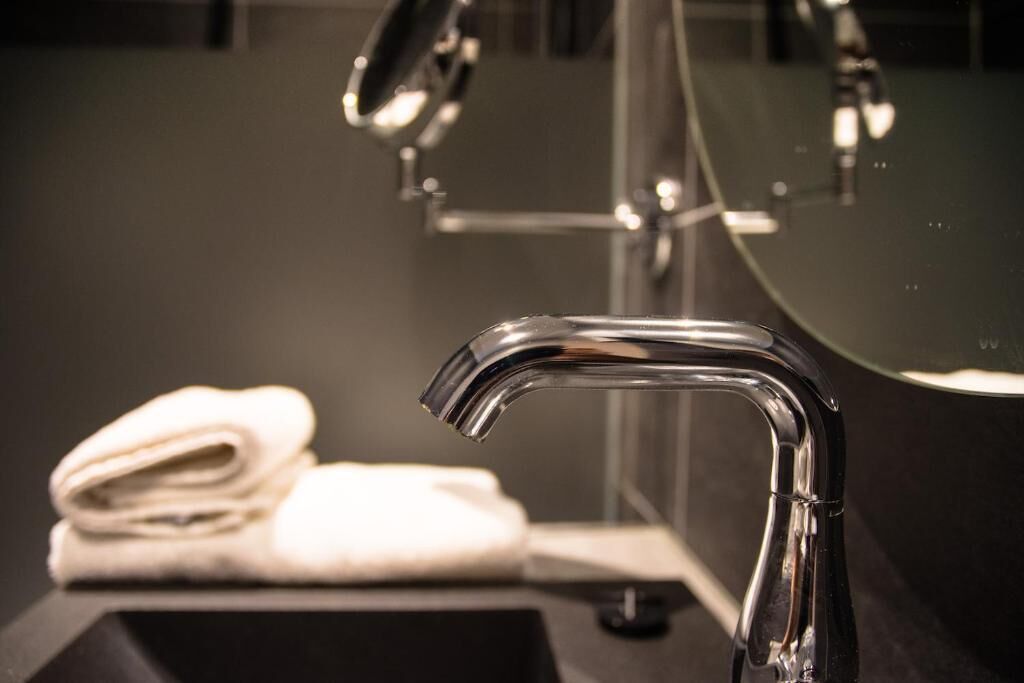 Een badkamer met een modern wastafelmeubel en een spiegel.