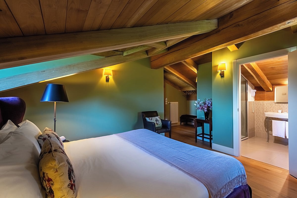Premium bedding, desk, WiFi (free), bed sheets