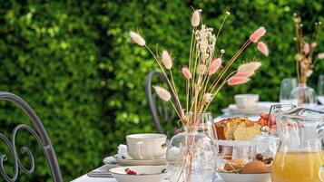 Tägliches einheimisches Frühstück (30 EUR pro Person)