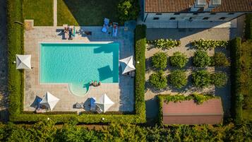 Piscina stagionale all'aperto, ombrelloni da piscina, lettini