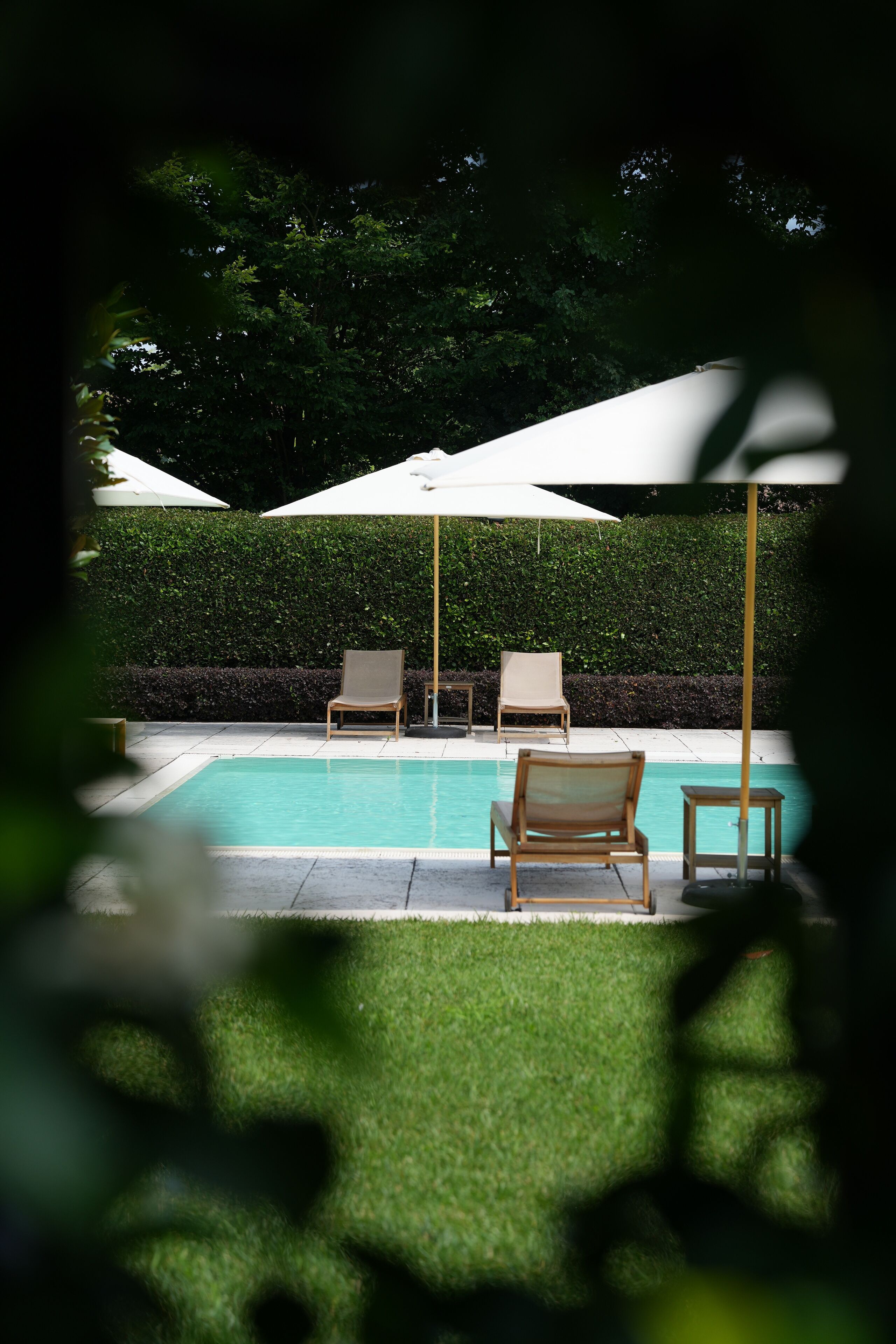 Außenpool (je nach Saison geöffnet), Sonnenschirme, Liegestühle