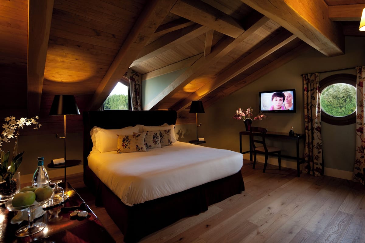 Deluxe tweepersoonskamer, voor 1 persoon | 2 slaapkamers, luxe beddengoed, een bureau, gratis wifi