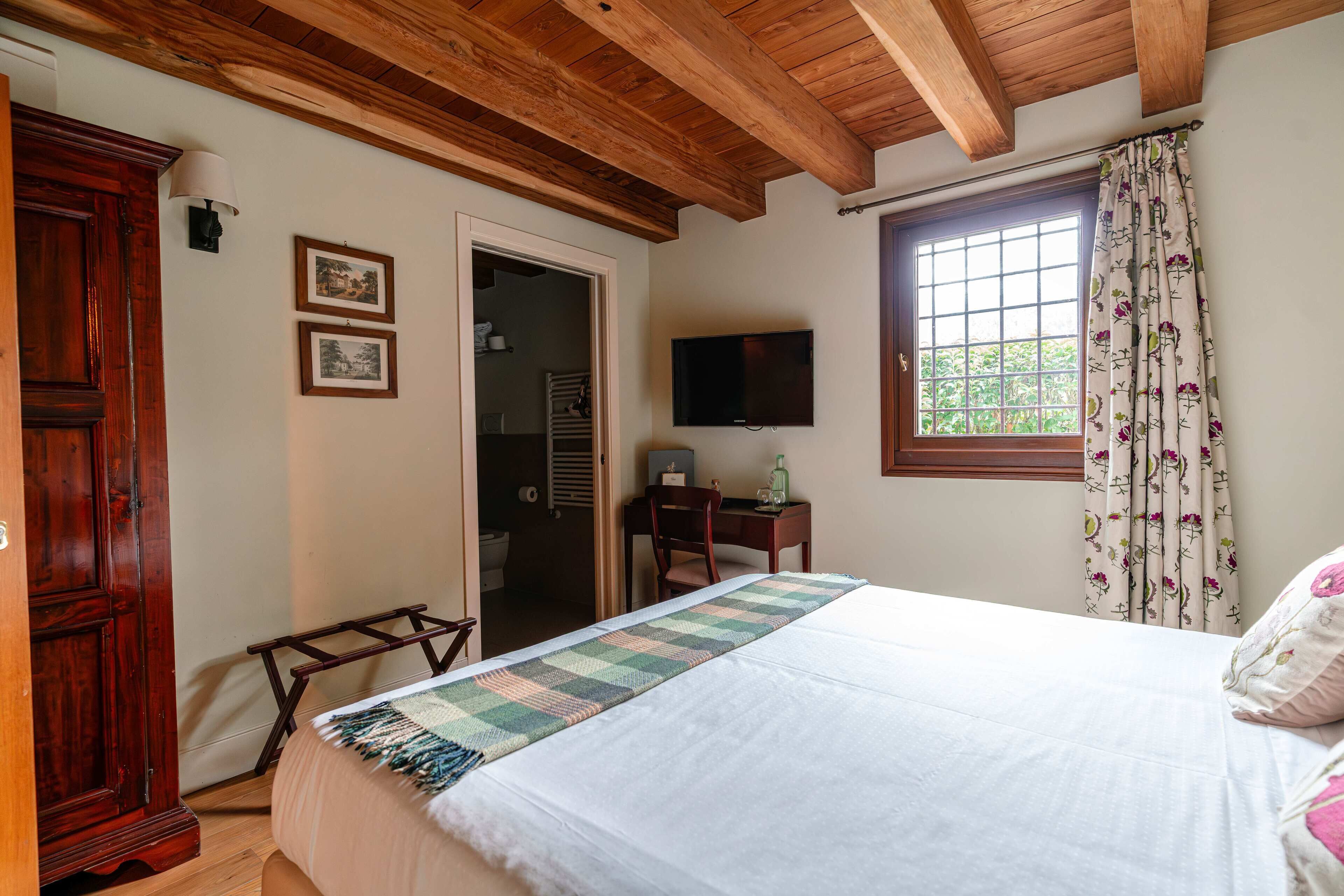 Premium bedding, desk, free WiFi, bed sheets