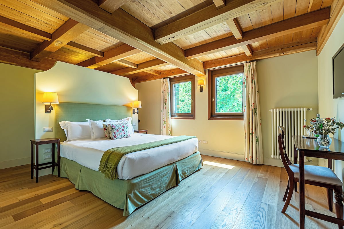 Premium bedding, desk, free WiFi, bed sheets