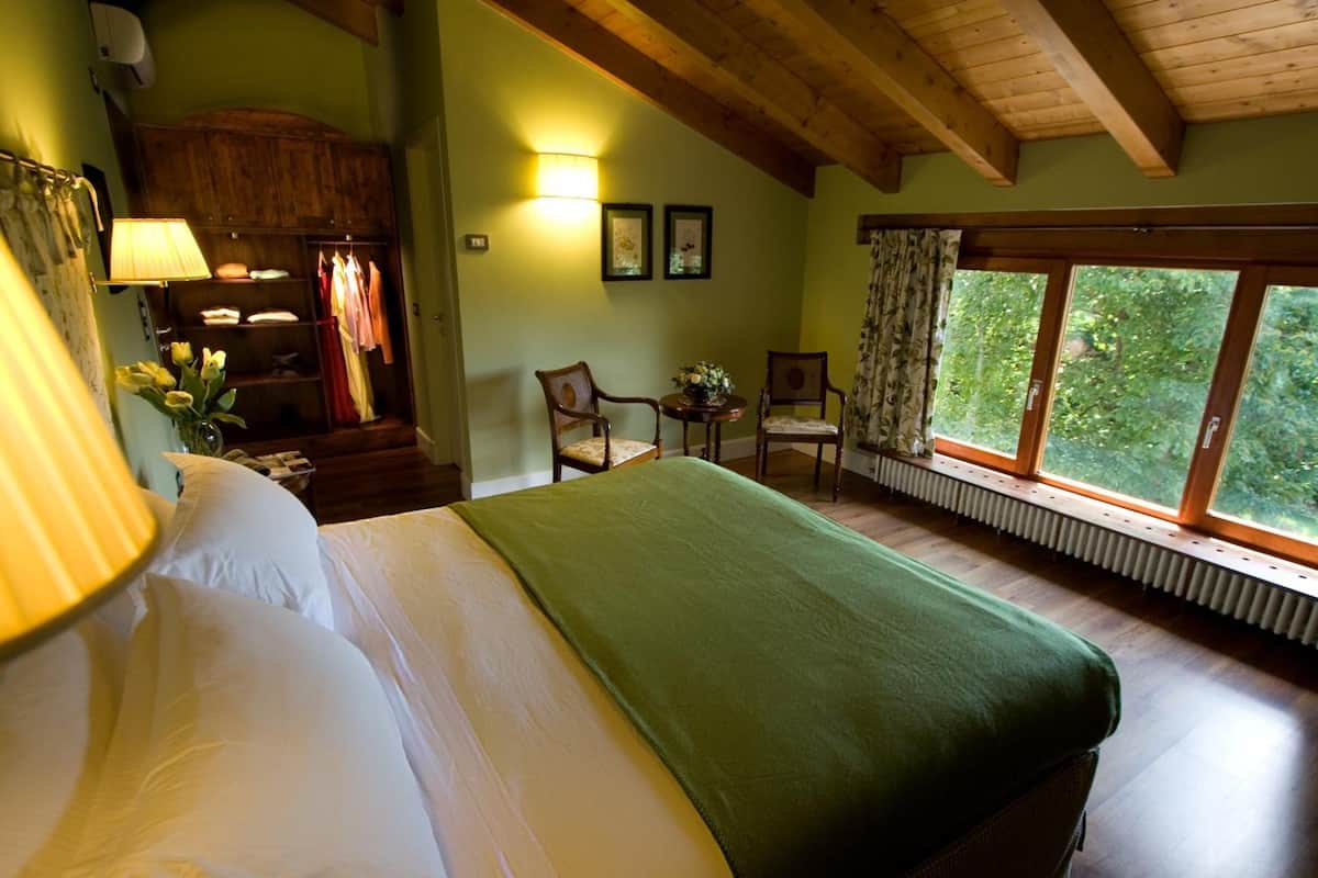 Ropa de cama de alta calidad, escritorio, wifi gratis y ropa de cama