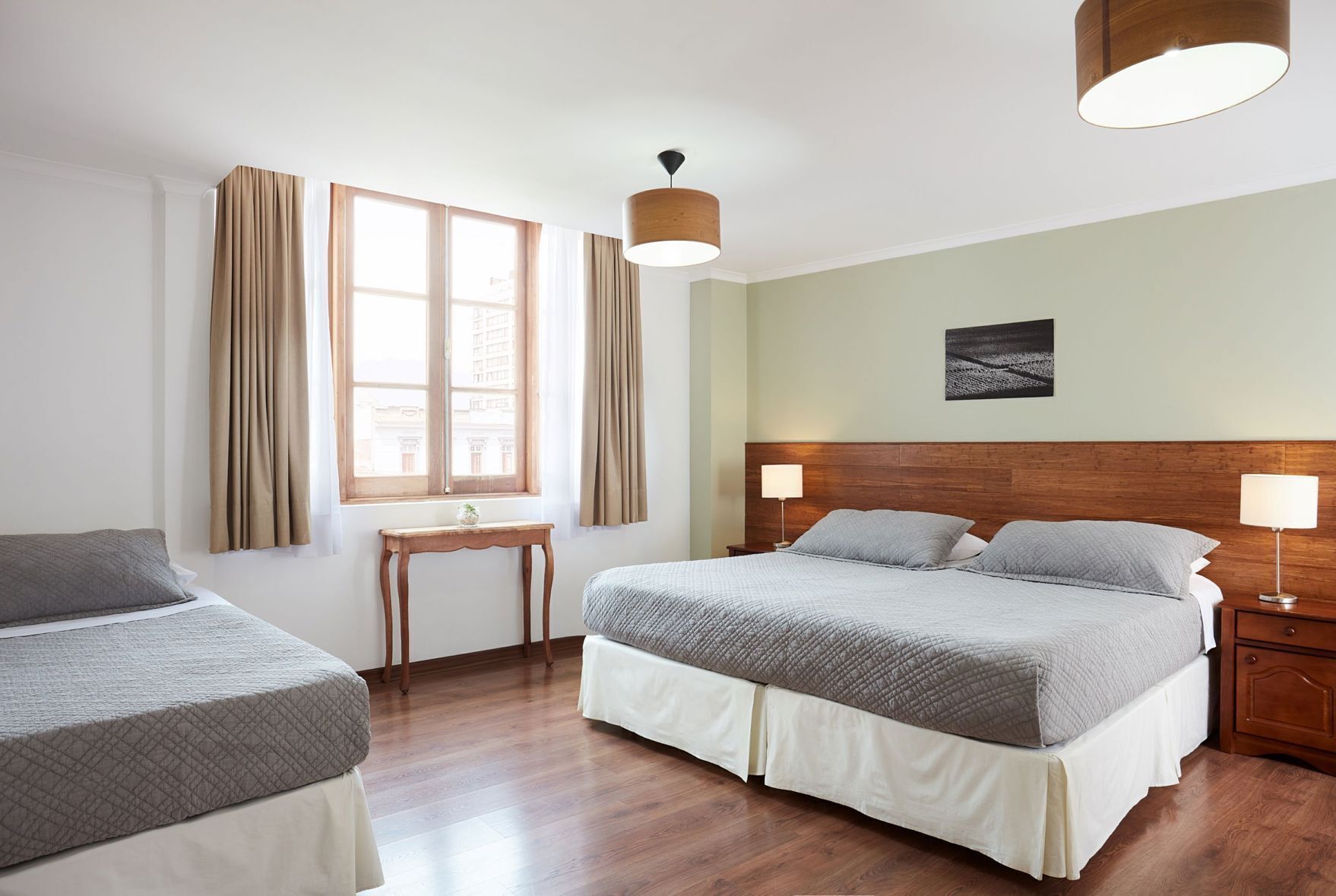 迷你吧、客房内保险箱、办公桌、遮光窗帘