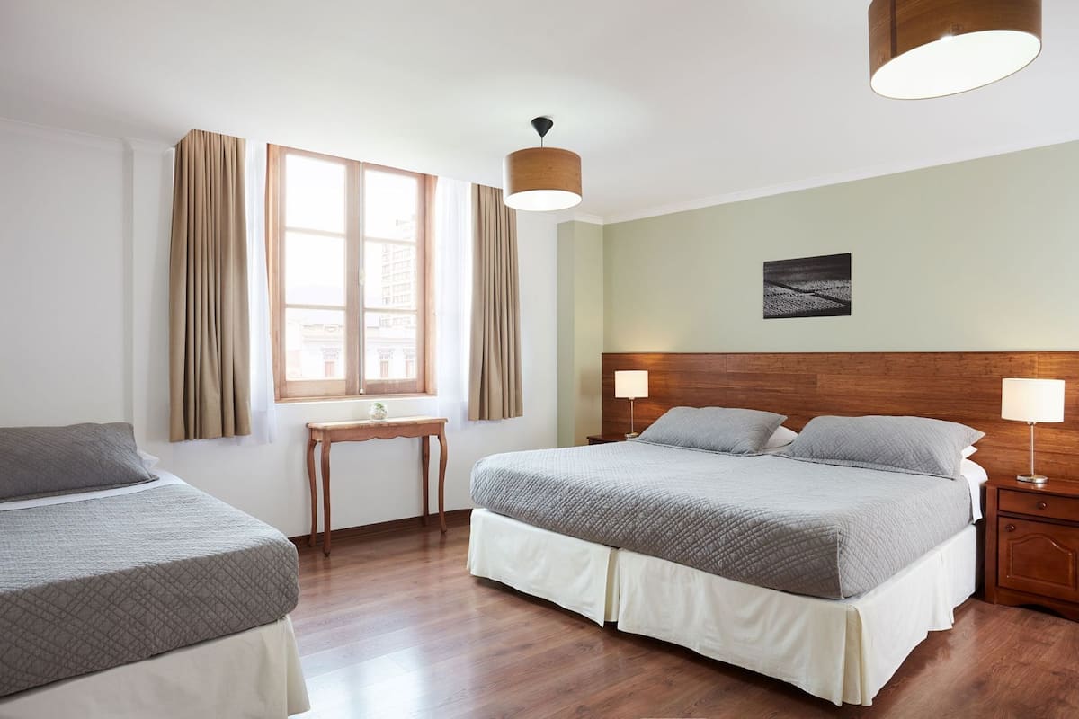 Minibar, két bảo mật tại phòng, bàn, màn/rèm cản sáng