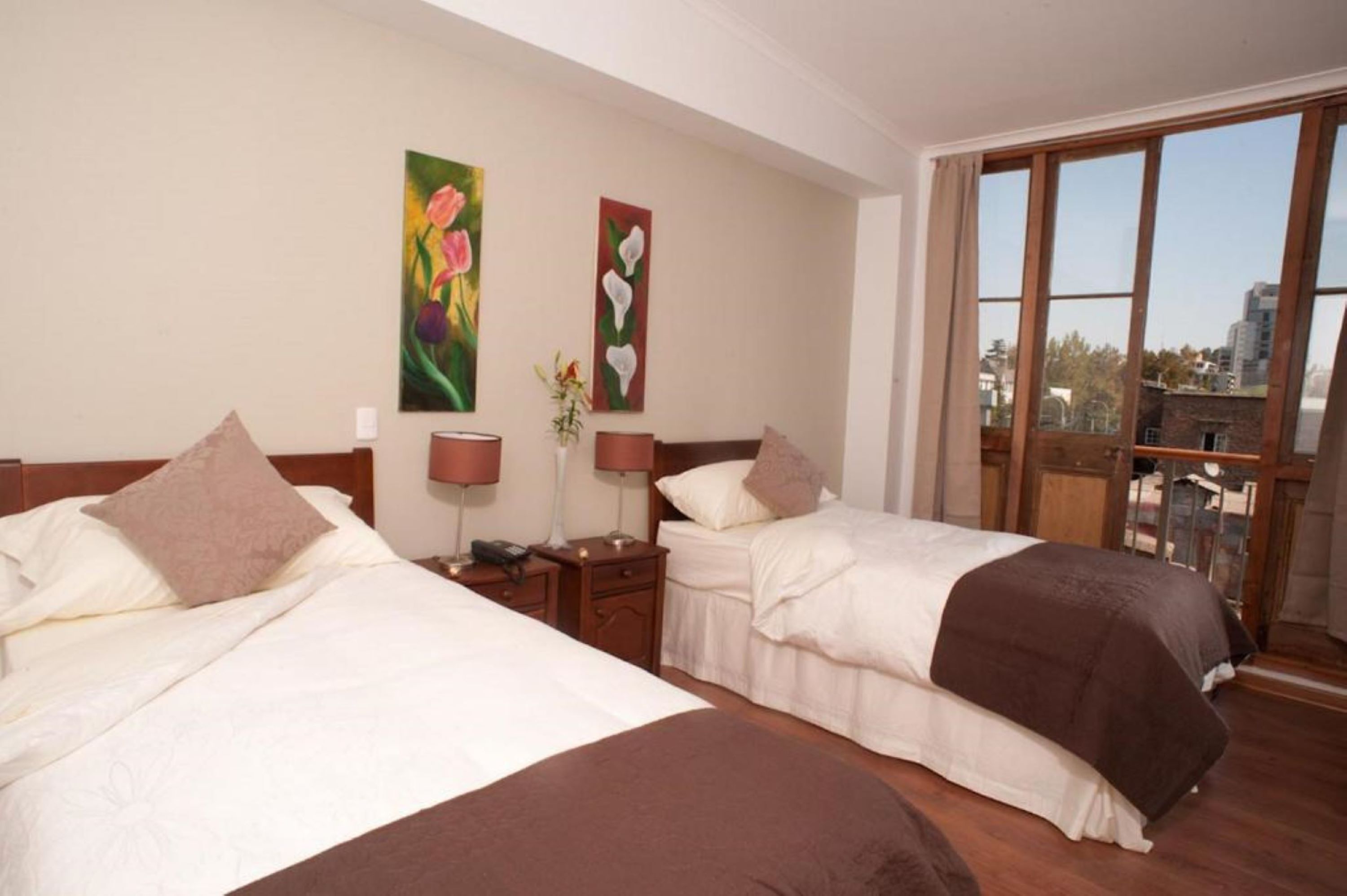 迷你吧、客房内保险箱、办公桌、遮光窗帘