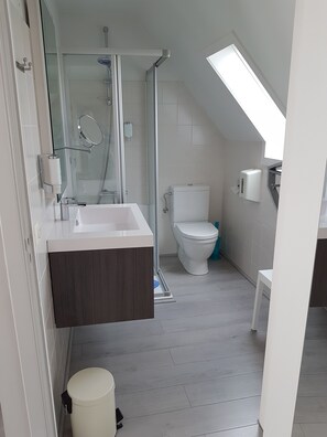 A modern bathroom with a shower, toilet, and sink. - Maison Kerkhove (Avelgem)