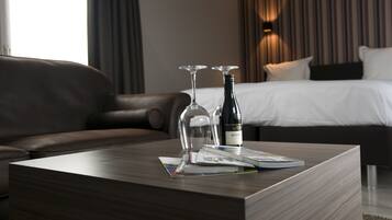 Egyptian cotton sheets, Select Comfort beds, minibar, desk