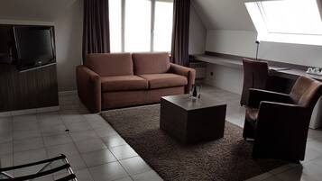 Egyptian cotton sheets, Select Comfort beds, minibar, desk