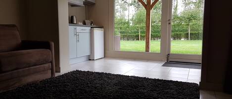 埃及棉床單、Select Comfort 床墊、迷你吧、書桌