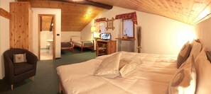 Classic Quadruple Room | Desk, blackout curtains, rollaway beds, free WiFi