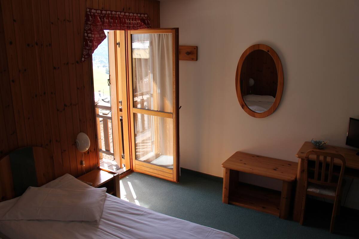 Single Room, Mountain View | Desk, blackout drapes, rollaway beds, free WiFi