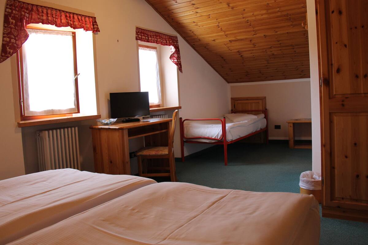 Classic Triple Room | Desk, blackout drapes, rollaway beds, free WiFi